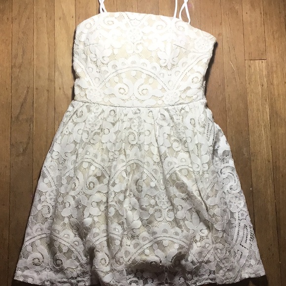 White lace dress - Picture 2 of 3